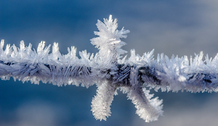 POČASÍ NA PONDĚLÍ: K ránu se může objevit ledovka, odpoledne teploty až tři stupně nad nulou