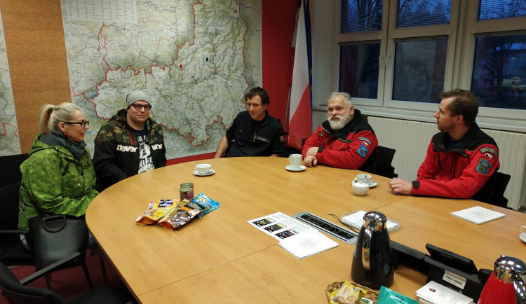 Po seniorce pátrali skoro dva dny. Hasičům a kynologům se dostalo i osobního poděkování