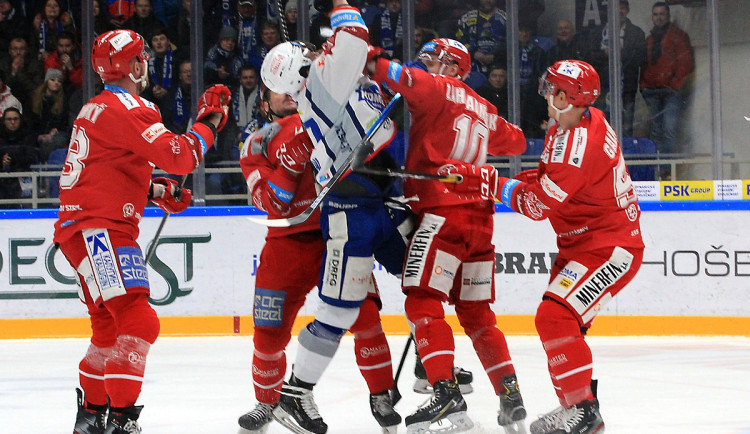 VIDEO/GÓLY: Kometa na domácím hřišti zdolala Oceláře a bere tři body