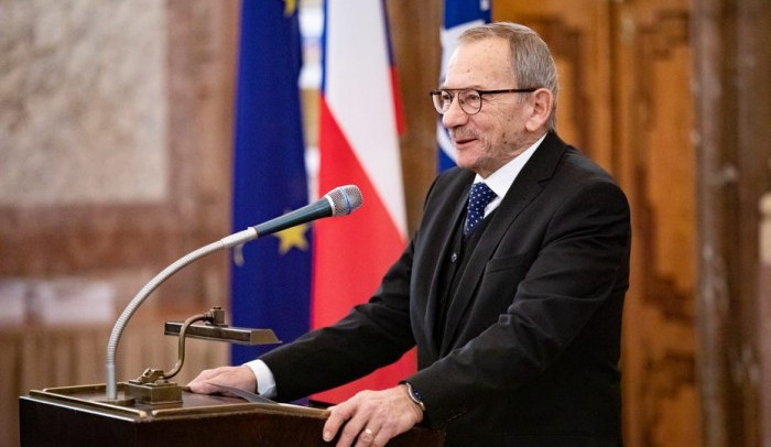 Vlajky na půl žerdi a sirény. V pondělí uctí Česká republika památku Jaroslava Kubery