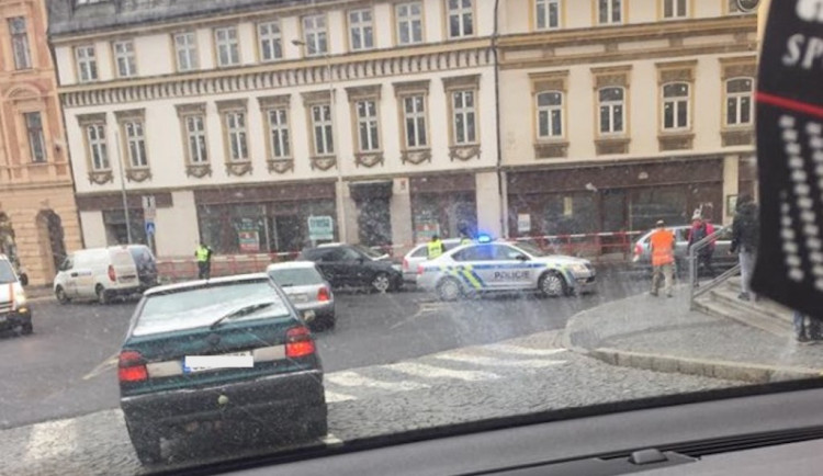 V Jablonci se střetly tři osobáky. Ve Frýdlantu srazilo auto chodce