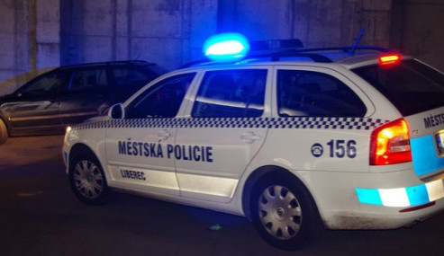 Našel peněženku bez dokladů, zato plnou peněz. Naštěstí se vrátila šťastné majitelce