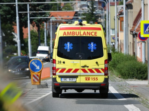 Mladého muže srazil v Brně autobus. Záchranáři ho v kritickém stavu převezli do nemocnice