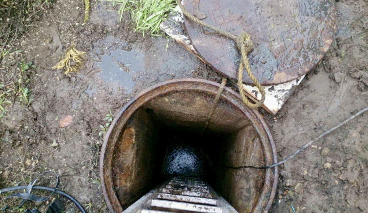 Dva muži uvízli v septiku