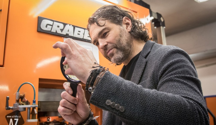 FOTO: Tvář hokejové legendy Jaromíra Jágra je nově na mincích