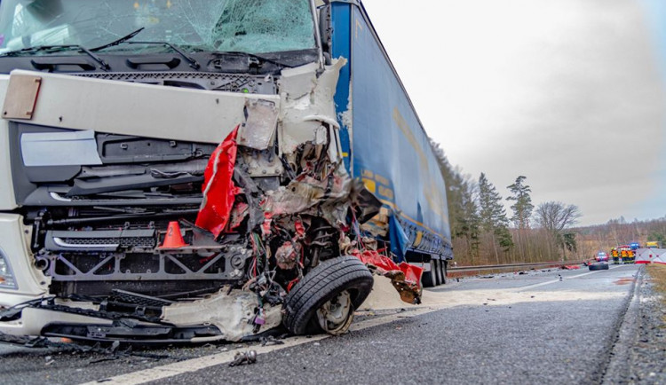 FOTO: Tragická nehoda u Hrádku, při střetu auta s náklaďákem zemřel člověk, pro dalšího letěl vrtulník