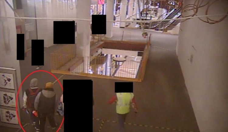 PÁTRÁNÍ: Jeden držel muže, druhý ho bil. Policie hledá násilníky z Fügnerky