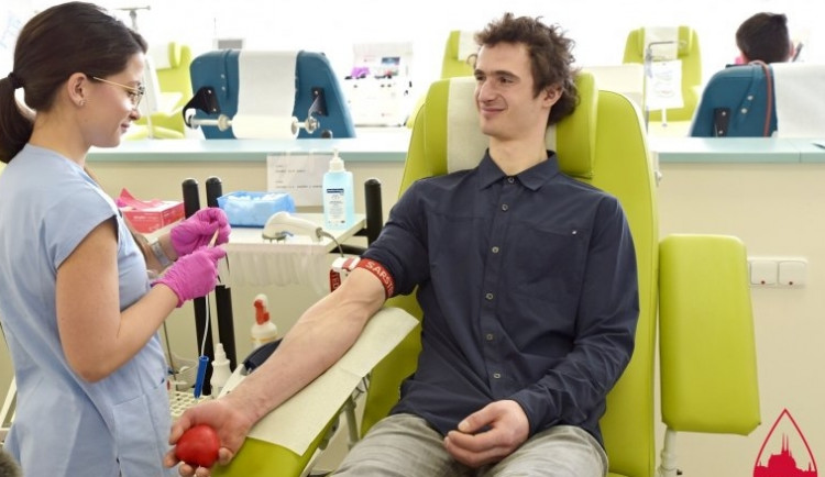 Brněnské nemocnice potřebují krev a kostní dřeň, nové dárce zkouší motivovat Adam Ondra