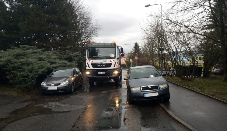 Popeláři projeli na cenťáčky. Špatné parkování aut stále více komplikuje dopravu na sídlištích