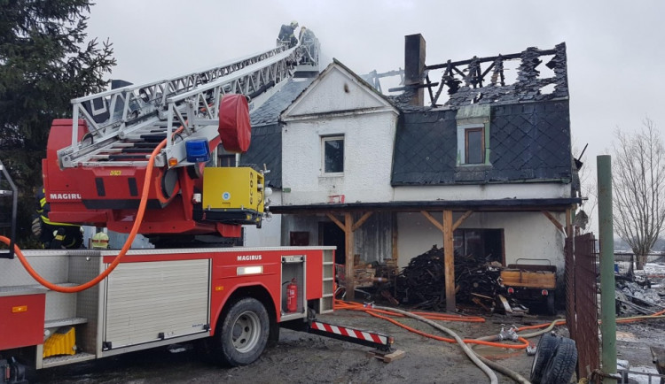FOTO: V Novém Boru hořel rodinný dům. Město poskytlo dočasné ubytování 16 osobám