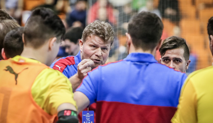 Tomáš Neumann dává pokyny svěřencům