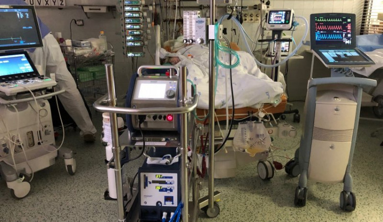 Kardiologové FN Brno zachránili pacienta s těžkým postižením srdce. Poprvé použili metodu V-A ECMO