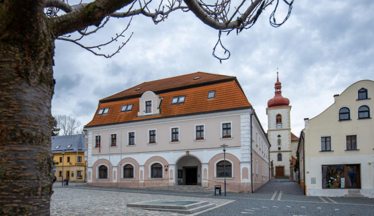 Hrádecká radnice prochází rekonstrukcí. Provozu se ale opravy nedotknou