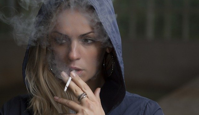 Rozlícený cyklista se rozhádal s dívkou. Důvodem byla cigareta