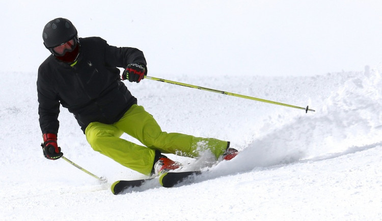 Narazil do lyžaře před sebou a ujel. Policisté pátrají po nezodpovědném sportovci