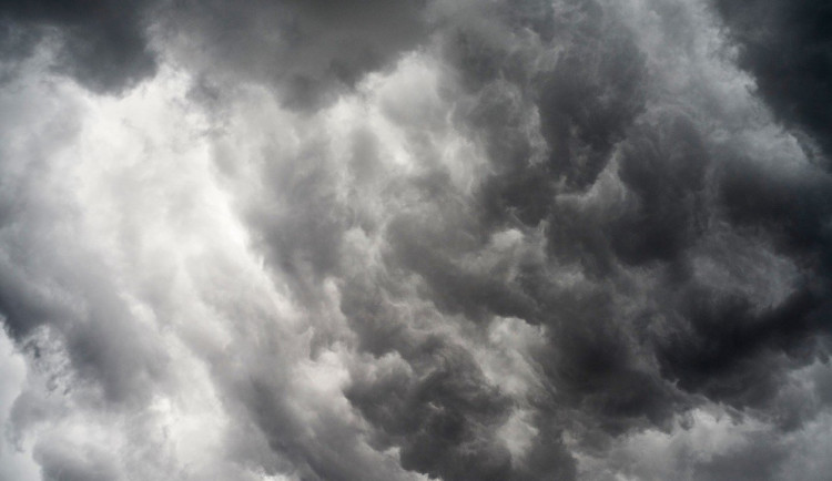POČASÍ NA PONDĚLÍ: Meteorologové kvůli silnému větru nedoporučují vycházet ven