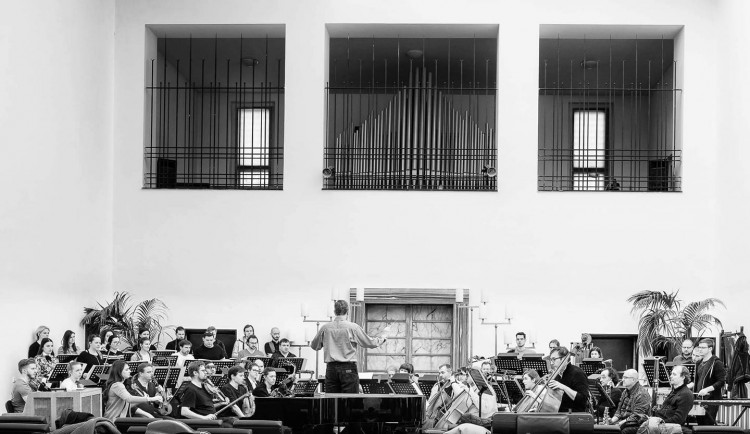 VIDEO: Síní brněnského krematoria zazněl netradiční koncert současné vážné hudby