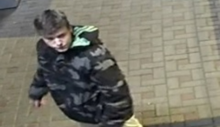 Neznámý pachatel poničil čtečku karet ve vlaku, policisté hledají svědky