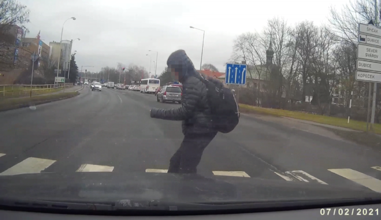VIDEO: Jedno auto na přechodu pustilo mladíka, druhé ho srazilo