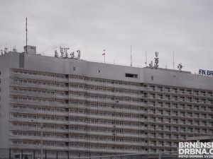 Obě brněnské fakultní nemocnice vyhlásily ode dneška zákaz návštěv