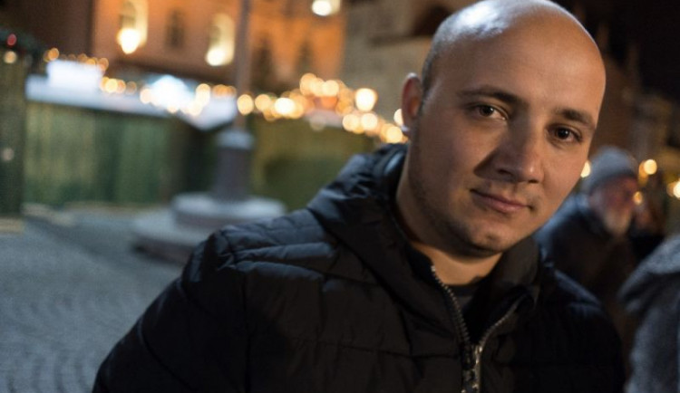 Krátce před krádeží kolemjdoucí tanečníka a zloděje v jednom ukradli.