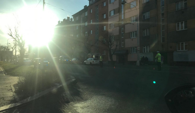 Na Masaryčce dnes ráno došlo ke střetu auta s cyklistou. Ten byl se zraněním převezen do nemocnice