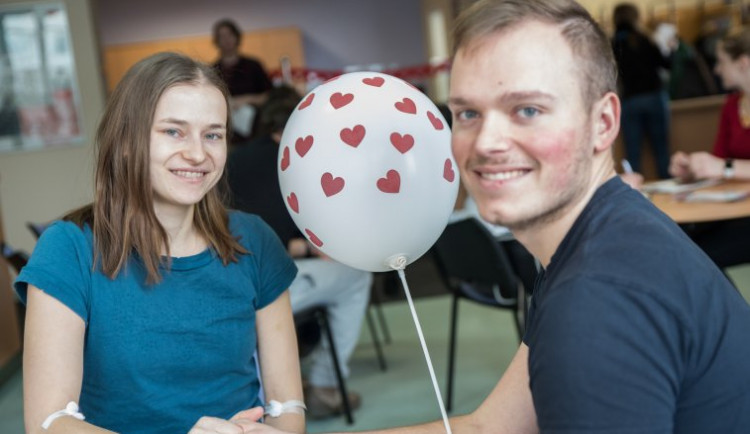 Zamilované páry darovaly krev na Valentýna. Přišlo přes stopadesát dárců