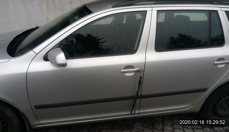 Pozorný Liberečák si všiml klíčů zapomenutých u auta, ochránil tak majitele před krádeží