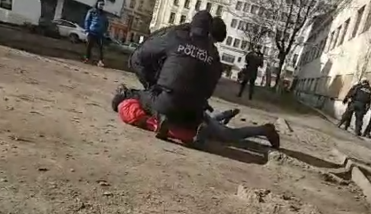 VIDEO: Na Körnerově zaútočili muži na vietnamskou prodavačku, útočníky zpacifikovala policie