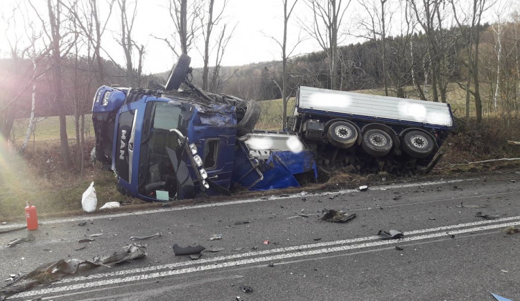 Tragická nehoda u Bílého Kostela. Srážku s náklaďákem nepřežil řidič auta