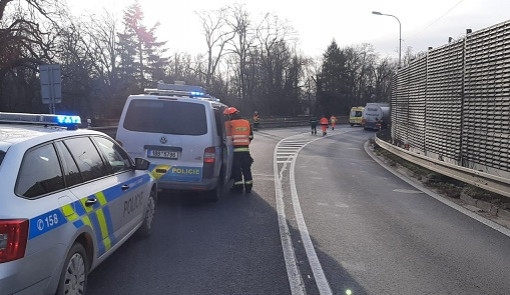 U Slavkova se srazilo osobní auto s nákladním, jeden řidič nehodu nepřežil. Na místě řídí dopravu policie