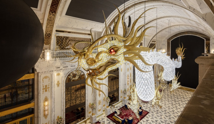 FOTO/VIDEO: Lasvit vytvořil jedinečné skleněné draky s miliony křišťálů, které zdobí hotel v Tichomoří