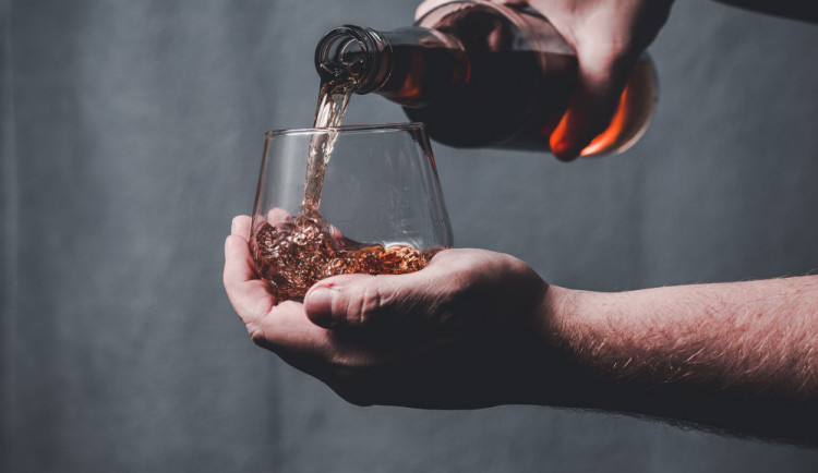 Zloděj v Pohořanech ukradl ze sklepa alkohol za třicet tisíc