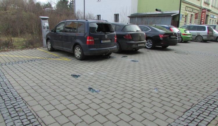 Opilý mladík v Šumperku poškozoval zaparkovaná auta a napadl policistu