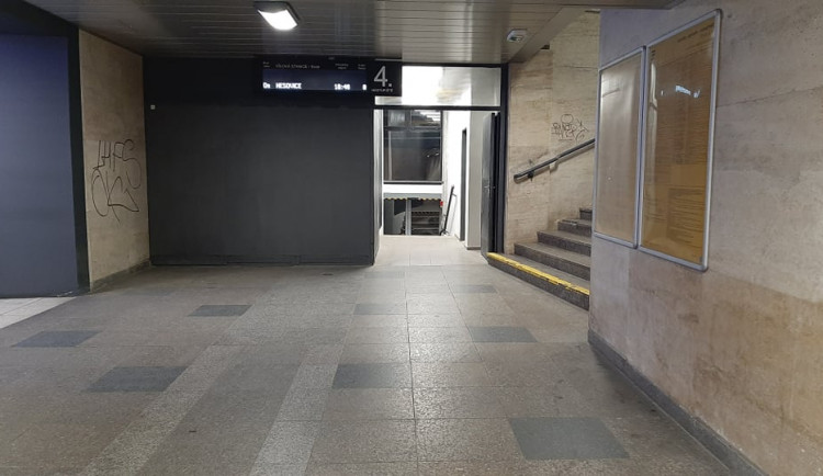 Průchod od nástupiště