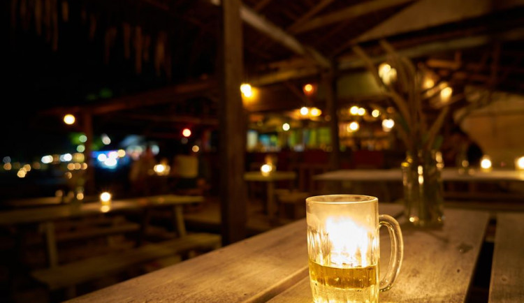 Mladík zavolal strážníky, protože ho vyhazovač profackoval. Pak se rozbrečel, protože jsou všichni zlí