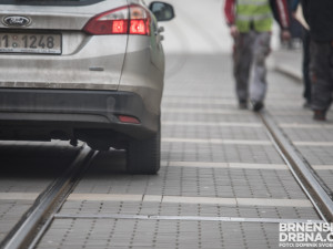 Muž si v Brně lehl do kolejiště. Život mu zachránili pohotoví svědci