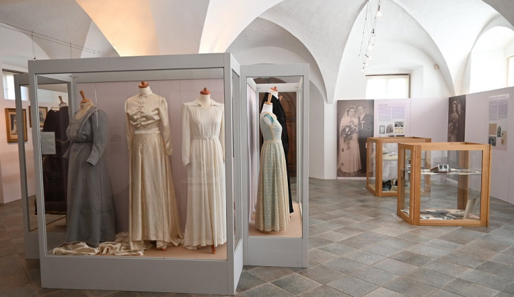 V ivančické galerii vystavují svatební šaty z minulého století