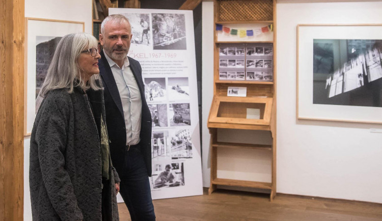 FOTO: Výstava fotografa a horolezce Viléma Heckela se prodlužuje