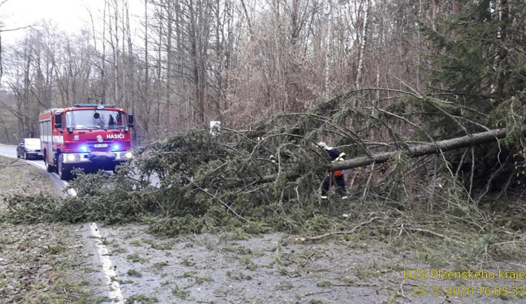 FOTO: Přes jižní Moravu se přehnal silný vítr, tisíce domácností byly bez proudu