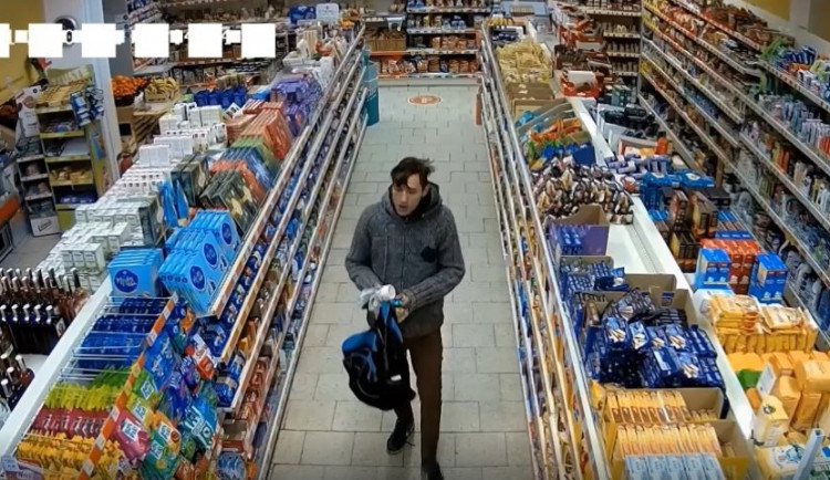 PÁTRÁNÍ: Seniorka si odložila peněženku na parapet, neznámý pachatel ji hbitě ukradl