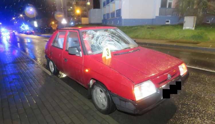 Auto srazilo dívku, která mu se sluchátky na uších náhle vstoupila do dráhy