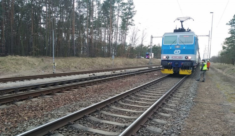 Muž upadl při přecházení kolejí, na druhou stranu se už nedostal