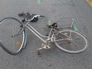 Náhodně projíždějící řidič našel u silnice zraněného cyklistu. Policie teď hledá svědky případné nehody