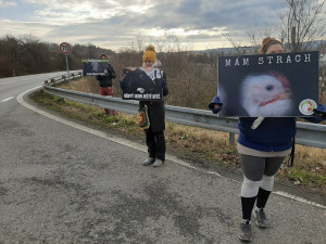 Aktivisté s transparenty