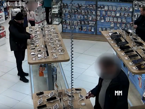 VIDEO: Muž ukradl v brněnské prodejně chytré hodinky za téměř 35 tisíc korun. Zloděje i svědka zachytila kamera