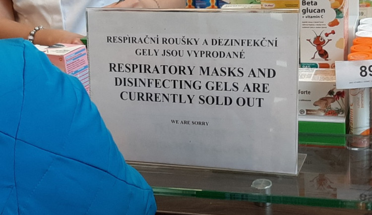 Ve většině lékáren roušky ani gely neseženete
