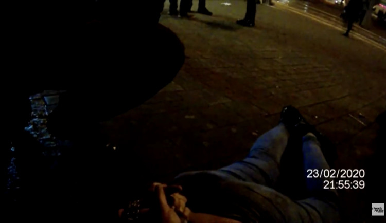 Hlídka ženu spoutala