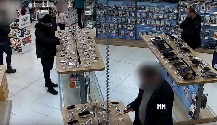 Zloděj kradl chytré hodinky v obchodě s elektronikou