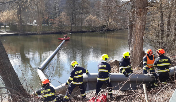 FOTO: Do Svratky v Bystrci unikla neznámá látka, hasiči ji museli odčerpat